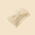 Vista dettagliata della fascia in maglia color crema con fiocco e trama a coste morbida - Beige