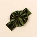 Détail d'un bandeau pour bébé en velours avec un grand nœud plissé vert foncé - 18*5.5cm / Vert