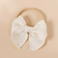Détail d'un bandeau souple pour bébé en nylon avec un grand nœud en tissu blanc texturé - 10.5*10.5cm / Blanc