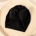 Détail du bonnet turban bébé en velours avec grand nœud et texture côtelée sur plat - 17.5*8.3cm / Noir