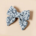 Dettaglio di un fermaglio a fiocco blu in tessuto con ricami floreali bianchi per bambine - 7.7*7.1cm / Blu