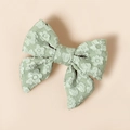 Dettaglio del fermaglio per capelli a fiocco verde chiaro con trama jacquard e fiori - 7.7*7.1cm / Verde
