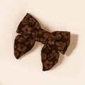 Dettaglio del fermaglio a fiocco in tessuto jacquard marrone scuro con fiori per bimba - 7.7*7.1cm / Marrone castano