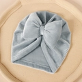 Détail du bonnet turban pour bébé avec un grand nœud et une texture en velours côtelé bleu - 17.5*8.3cm / Gris clair