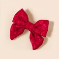 Détail d'une barrette à nœud rouge foncé avec des textures florales jacquard fines - 7.7*7.1cm / Rouge