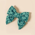 Détail du nœud papillon en tissu jacquard sarcelle pour fille avec motifs floraux - 7.7*7.1cm / Vert Émeraude