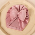 Detail der Baby-Turban-Mütze mit rosa Rippstrickstruktur und großer Schleifendekoration - 17.5*8.3cm / Scharlachrot