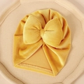 Gros plan d'un bonnet turban en velours côtelé jaune pour bébé avec grand nœud - 17.5*8.3cm / Jaune d'Or