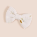Détail d'un nœud papillon en coton blanc à motif floral jaune pour filles sur fond doux - 8.5*5.5cm / Petite Fleur Jaune (#7)