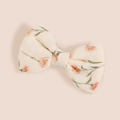 Détail de la pince à cheveux noeud en coton avec motifs floraux roses sur tissu crème - 8.5*5.5cm / Floral Rose (#8)