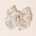 Dettaglio del fermaglio per capelli con fiocco floreale in lino di cotone bianco e fiori - Bianco Floreale Marrone (#3)