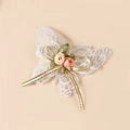 Détail d'une pince à cheveux papillon en dentelle brodée avec roses en satin et rubans - Style Rose Papillon (#1)