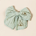 Dettaglio del fiocco in garza verde menta con stampa a tema tenda indiana e bordi rifiniti - Verde Menta Tipi (#4)