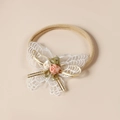 Bandeau bébé papillon en dentelle avec détails floraux sur bande nylon souple élastique - Style Papillon Évidé Brodé Rose Fait Main (#1) / 5,5-6,5 cm