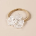 Detailaufnahme Baby Nylon Stirnband mit weißer Spitzenblume und Perlenverzierung - Bestickte Gelaagde Spitze Blume Künstliche Perle Cluster Stil (#5) / 5,5-6,5 cm