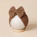 Détail du bonnet turban bébé en maille gaufrée marron café avec un grand nœud - 18*18cm / Kaki