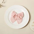 Nahaufnahme einer rosa Baumwoll-Spitzenhaarklammer mit filigranen Blumennetzmustern - Größe 11*10cm / Rosa