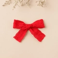 Gedetailleerde borduurtextuur van een rode kanten strik met elegante bloemmotieven - 8.5x6cm / Rood
