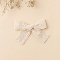 Detailopname van een crème kant haarclip in vlindervorm met fijn bloemenborduursel - 8.5x6cm / Beige