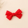 Dettaglio di fermaglio per capelli con fiocco in pizzo rosso e ricamo floreale - 8.5x5cm / Rosso