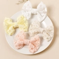 Lot de quatre barrettes à nœuds en dentelle avec broderie florale aux tons pastel doux - 10.5x8.5cm / Couleur Aléatoire