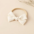 Vue détaillée d'un bandeau pour bébé en dentelle crème avec broderie florale fine - 8.5x5cm / Beige