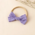 Détail du bandeau en dentelle pour bébé avec broderie florale violette sur ruban élastique - 8.5x5cm / Violet