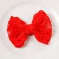 Detalle de lazo para el pelo en encaje rojo con bordado floral y textura de malla fina - Rojo