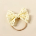 Dettaglio fascia in pizzo per neonati con ricamo floreale e morbido elastico in nylon - 10.5*8.5cm / Beige