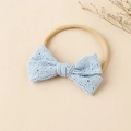 Detail eines Baby Stirnbandes mit hellblauer Spitzenschleife und elastischem Nylonband - 8.5x5cm / Blau