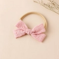 Detailansicht der rosa Spitze Blumenschleife auf elastischem Nylon-Haarband für Babys - 8.5x5cm / Rosa