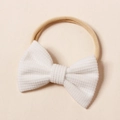 Dettaglio del fiocco bianco testurizzato e della fascia morbida in nylon per neonati - 8.5*5.5cm / Bianco