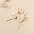Detail der Baby-Turban-Mütze mit Rippstrick-Textur und einer großen Schleife in Creme - Beige