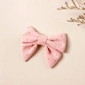 Detail der rosa Cord-Haarschleife mit goldenen Glitzer-Punkten auf beigem Hintergrund - 8*7cm / Pfirsichrosa