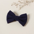 Detalle de una pinza para el pelo con lazo de pana a rayas moradas para niñas - 8.5x5.5cm / Azul marino