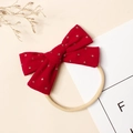 Détail du nœud en velours côtelé rouge à pois dorés sur bandeau élastique en nylon - 9.5*6cm / Rouge