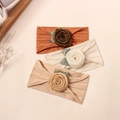 Drei weiche Baby-Stirnbänder aus Jacquard-Nylon mit zarten Stoffrosen im Detail - Zufällige Farbe