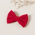 Détail de la barrette nœud en velours côtelé rouge avec texture rayée pour filles - 8.5x5.5cm / Rose rouge
