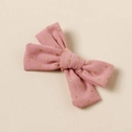 Détail d'une pince à cheveux en velours rose avec des pois dorés pour filles - 9.5x6cm / Rose Poudré