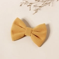 Gros plan détaillé d'un nœud papillon en velours côtelé jaune pour cheveux de fille - 8.5x5.5cm / Jaune Gingembre