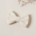 Détail d'une pince à cheveux nœud blanc en velours côtelé avec rayures texturées - 8.5x5.5cm / Blanc Cassé