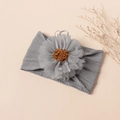 Dettaglio fascia neonata grigia in maglia con grande fiore in tulle e centro all'uncinetto - Grigio