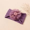 Dettaglio della fascia neonata in maglia viola con fiore in rete e fiocco decorativo - Viola
