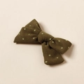 Détail d'une pince à cheveux nœud en velours côtelé vert olive à pois pailletés - 9.5x6cm / Marron