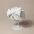 Dettaglio della trama in maglia plissettata bianca e del grande fiocco sul turbante - 17.5x15.5cm / Bianco