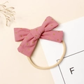 Détail d'un bandeau en velours rose à pois dorés avec ruban en nylon élastique souple - 9.5*6cm / Rose Poudré