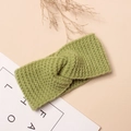 Gros plan du bandeau tricoté vert herbe avec texture en laine douce et détail torsadé - 16*7cm / Vert