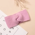 Gros plan d'un bandeau en maille rose torsadée avec texture douce et élégante - 16*7cm / Violet