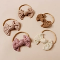 Detailansicht von 5er-Set Baby-Stirnbändern mit Jacquard-Strickschleifen und Nylonband - Zufällige Farbe