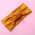 Dettaglio della fascia per neonati in maglia a coste giallo zenzero con nodo - Giallo Terra